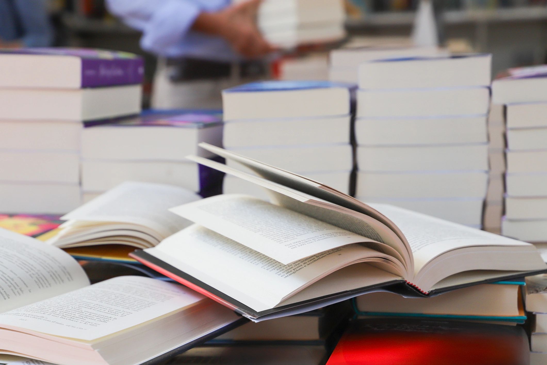 Kütüphane arka planında açık kitap